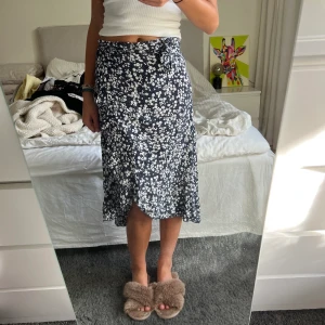 Kjol - Kjol från SHEIN. I strl S. Sparsamt använd. Nypris: 249kr Mitt pris: 80kr Vid en snabb affär kan priset diskuteras 💸 Kan mötas i Tyresö eller skickas. Frakt kan tillkomma! 