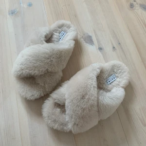 Inuikii flufftofflor - Inuikii tofflor i strl 38, endast testade.  900kr +frakt