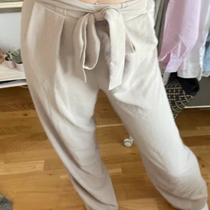 beige kostymbyxa  - Stilren beige kostymbyxa från Zara med snörning längst upp. Perfekt nu till hösten och skolstart ☀️ Super sköna! Säljs i hopp om att någon annan får mer användning för dom 💕 Säljs till höst budande!  