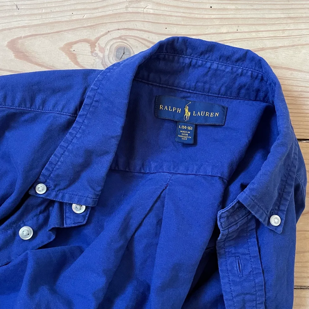 Fin blå skjorta från Ralph Lauren. Passar XS (jag är XS/156cm som referens).  . Skjortor.