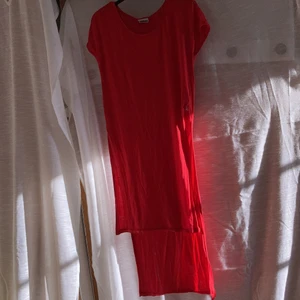 Röd kläming - Skön luftig klänning! Längre baktill se bild 3! 