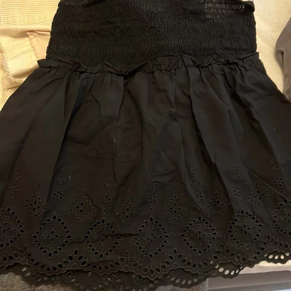 Säljer min fina zara kjol eftersom den aldrig kommer till någon användning tyvärr❤️ möts helst upp!. Kjolar.