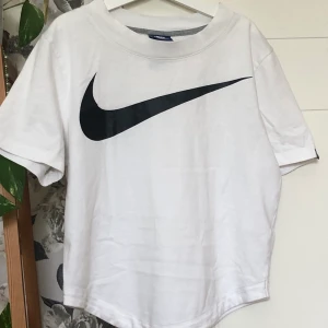 Nike T-shirt - Nike kort t-shirt med rundad nederkant Tjockare bomullsmaterial Vardagströja eller till träning Nypris 299kr Pris kan diskuteras :)
