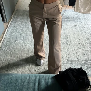 Kostymbyxor - Säljer mina fina beiga kostymbyxor!!💕 dom är i storlek 34 och sitter supersnyggt💕