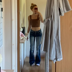 Low waist jeans - Lågmidjade jeans storlek 34, väldigt stretchiga! 200kr+ frakt! Spårbar frakt! Mer bilder eller frågor på dm!