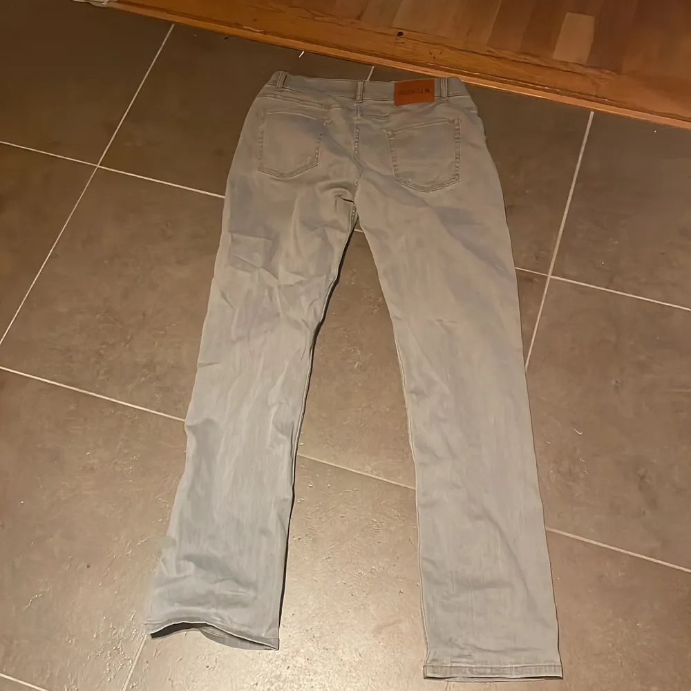 Jeansen är helt sprillans nya och säljer dom för att dom var i fel storlek (Nypris 1200)  Jeansen är i 34/34 och är en rak passform. Jeans & Byxor.