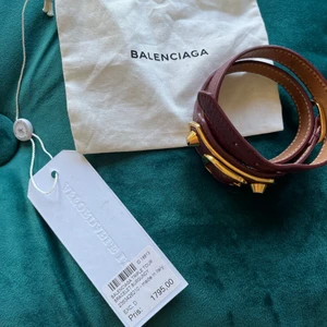 BALENCIAGA ARMBAND ❣️ - OBS intresserad av att byta mot ett annat balenciaga armband i första hand. Köpte detta på affordable luxury, därav äkta. Dustbag tillkommer, och prislapp sitter kvar. Skicka förslag om ni har ett balenciaga/valentino armband ni kan tänka er byta mot. ❤️