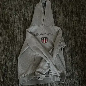 Säljer min Gant hoodie som är i ett perfekt skick! Hoodien är för 10-14 åringar. Kontakta om du är intresserad! Köparen står för frakten  