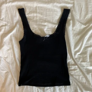 Topp - Jättesött linne från h&m. Aldrig använd då det är därför jag säljer för nypris + den är slutsåld❤️ 