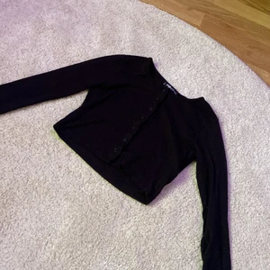 Tröja  - Svart jätte mjuk tröja kan postas du står för frakten. Tröjan kostar 60kr men om man vill ha den postad å ska betala frakt så kostar tröjan 40kr +frakt. Betalning sker via Swish!