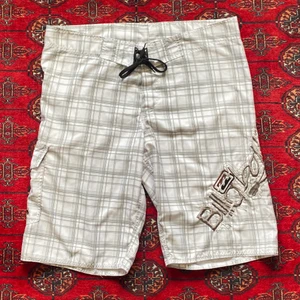 Billabong shorts  - Ett par Billabong shorts. Kan användas som badbyxor eller vanligt. Storlek 40. Midja 100 cm (50 cm tvärsöver) men finns ett trick för att göra mindre. Längd 62 cm. Frakt på 51kr tillkommer  