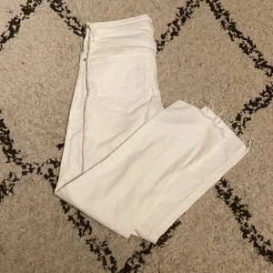 Vita jeans  - Ett par svin snygga vita jeans från zara. Andvända 3 gånger så bra skick 