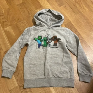 Minecraft hoodie  - Minecraft hoodie från Kappahl. Storlek: 134/140 