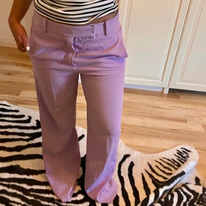 Raka lika kostymbyxor  - Super snygga kostymbyxor från zara. Sitter lågmidjat om man har storlek 34/36. Jag har två par av dessa byxor, ena är i storlek XS och korta i längden (passar om man är 160 eller kortare). Och de på bilden är i storlek S med längre byxben. Frakt 66kr