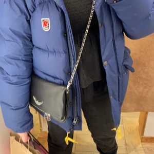 Fjällräven jacka - säljer min fjällräven jacka pga fel storlek!!💗 Köpt i oktober 2021, jackan är använd en vinter men ej sliten!!❤️ Liten defekt på ryggen (finns bild) Säljer därför för 3500 men pris kan diskuteras 👌🏼👌🏼 Frakt tillkommer!! 