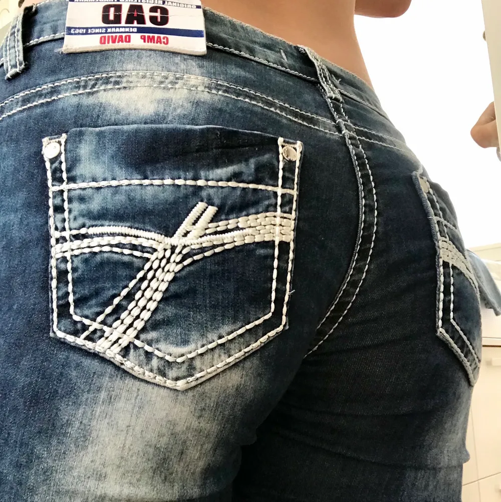 Snygga super low waist jeans, mörkblå med ljusa detaljer. Långa i benen och bekväma, snygg passform runt höferna☺️☺️. Jeans & Byxor.