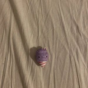 Liten squshiy glass - Pytte liten squshiy glass rätt så bra skick har en nyckel ring