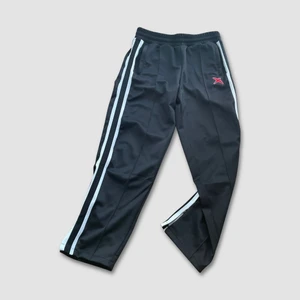 Axel arigato rouge bee trackpants - Hej säljer oanvända Axel arigato byxor som slutat säljas. Köpte för 1700. De är storlek M och är unisex.