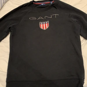 Gant hoodie  - Svart gant tröja som är i bra skick storlek 158-164