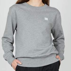 Säljer denna acne sweatshirten köp 2021, köptes för 2000 säljer för 800. Knappt använd och inga defekter. 