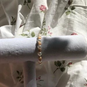 Brunt armband - Armbandet Cappuccino☕️är en nykomling i min shop, det är helt handgjort och är superfint! 🫖    Det som är ett behov Om du köper är att du måste mäta din storlek, då mäter du runt din vrist, antalet cm är din storlek☕️  frakt: 12kr    insta: Smileyyjewelry