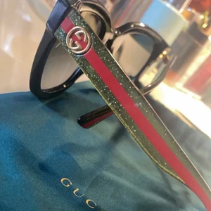 Gucci solglasögon  - Ordinarie pris 2300kr, använda några gånger men ändå bra skick. Hör av dig om du är intresserad och pris kan diskuteras. Kunden betalar fraktavgift