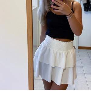 Säljer denna fina vita kjol.💘 Använd fåtal gånger, jätte fint skick!!💘 Passar från xxs-s då den är väldigt stretchig💘