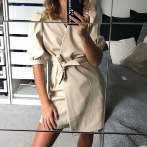 Klänning - Sjukt snygg klänning i fake skinn Med skärp i midjan! Använd endast en gång och sitter så fint! Köpare står för frakt❤️(ord pris 600