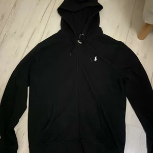 Polo Ralph Lauren Zip hoodie - Hej sälja min svart polo Ralph Lauren hoodie med zip för den är förstor. Gott skick storlek L kan tänka mig att bytta mot en mindre i samma eller en annan färg. Pris kan diskuteras 