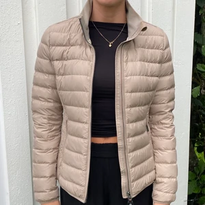 Parajumper  - Säljer denna snygga beiga parajumperjacka i storlek S. Den har ”ventilationshål” i båda armhålorna och två innerfickor. Perfekt jacka till både höst och vår! Superbra skick och väldigt skön. Ordinarie pris: 4000kr 