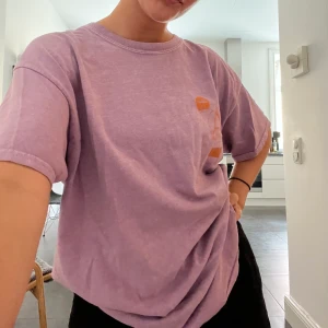 Oversize tshirt - Hej, jag säljer en oversize tshirt från Urban outfitters i storlek small. Den är unisex och har tryck på fram och baksida. Säljer den för 250kr + spårbarfrakt.