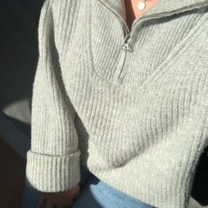 Mysigaste tröjan  - Superfin stickad tröja som tyvärr inte kommer till användning. Strl L men sitter lite oversized på mig som vanligtvis har s. (färgen är mer som den fösta bilden är den andra)