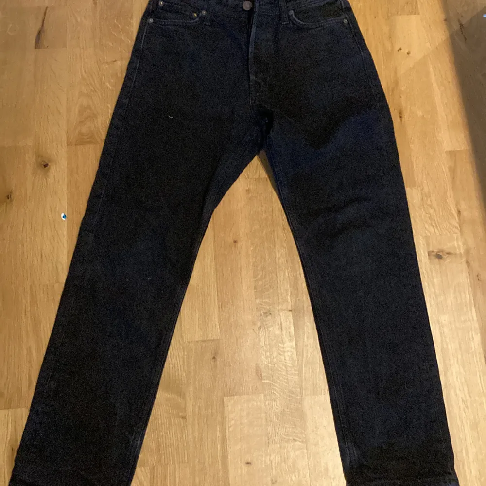 Säljes dessa Jack & jones jeans svart för dem e små köpte för 699 säljer för 399 Passar ca 165 om du har långa ben och 170 om due e längre i överkroppen . Jeans & Byxor.