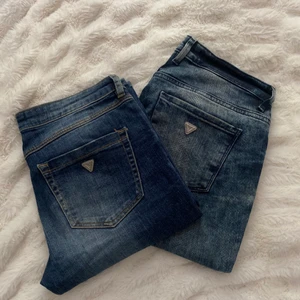 Guess jeans  - 2 par guess jeans strl 26 De röda guess lapparna på insidan har släppt på ena sidan på båda paren🤍 120kr för ett par 200kr för båda OBS köparen står för frakten 