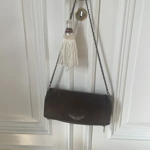 Zadig & voltaire väska  - Jag säljer ni min brun/ mörkbeige Zadig väska i den större storleken då den inte riktigt kommer till användning. Den är använd men sparsamt. Båda det långa och korta bandet kommer med. 