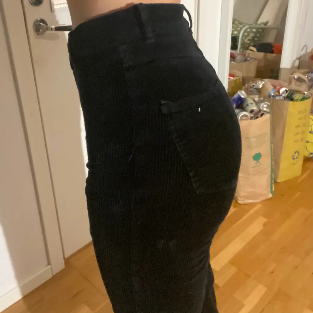 Fina och VÄLDIGT sköna manchester byxor från märket Wera, dem har blivit för korta på mig och passar förmodligen bättre på nån som är ca 165 lång om man vill ha dem i ankellängd☺️ . Jeans & Byxor.
