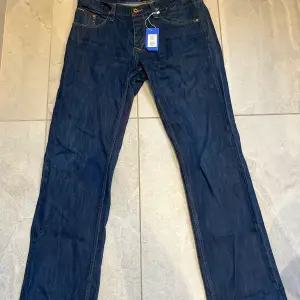 Snygga Tommy hillfiger jeans köpta på sellpy. Säljer då de är för stora. De är aldrig använda. Köparen står för frakt. 