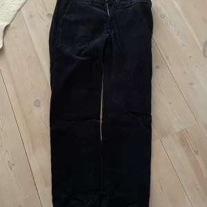 Arket Manchesterbyxor - Manchesterbyxor från Arket  Köpta för 790, använda men i super skick. Storlek 50.   Hör av dig om du har frågor eller funderingar ☃️