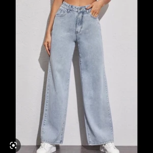 Jeans med ljusblå tvätt  - Jeans med ljusblå tvätt ifrån shein, aldrig använda.  Storlek S 