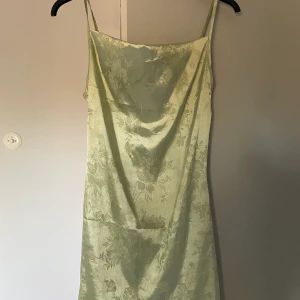 Söt klänning - Klänning från Shein med väldigt fint mönster ❤️ Passar mig bra i längden, jag är 173cm lång! 