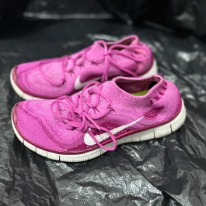 Träningsskor  - Ett par Nike träningsskor i stl 39 som är i bra skick säljs för 75 kr. Står ej för frakten. 