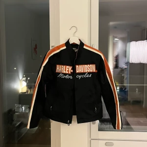 Harley Davidson Bikerjacka - Vintage Harley Davidson Bikerjacka. Storlek S. Nyköpt vintage för 799kr.