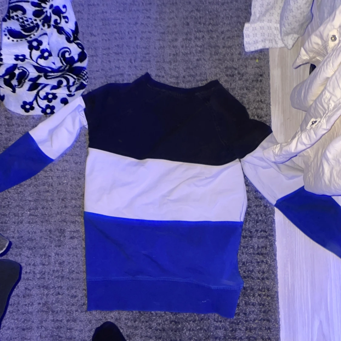 En clean långärmad tröja - 90