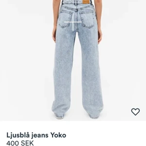 Monki - Dags att sälja mina favorit jeans, säljer på grund av dem är för små på mig efter att jag haft det två gånger bara. vid intresse/frågor hör av er😊 Går att diskutera om priset