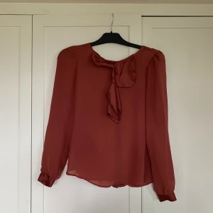 Röd blus från Bikbok  - Röd fin blus från Bikbok  Stl Xs 