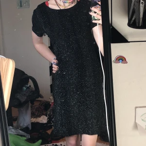 Klänning  - Svart klänning med silver detaljer  Knappt använd  Jätte fin Bra kvalitet 