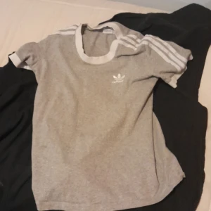 Tröja - Adidas tröja i bra skick, använt fåtal gånger. Möts görna upp eftersom det inte finns varken garanti på att paket kommer och eftersom jag inte står för frakten