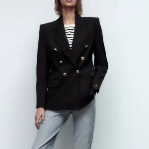 Blazer från zara storlek xs - Säljer min blazer då den aldrig kom till användning. Den är helt ny. Köpte den för 699:-