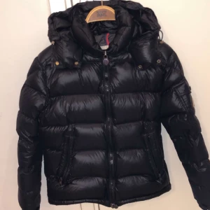 Moncler jacka maya - Jag säljer en äkta moncler jacka i storlek 1/ S. Har inget kvitto på den men det får att scanna den på sidan av jackan.❤️