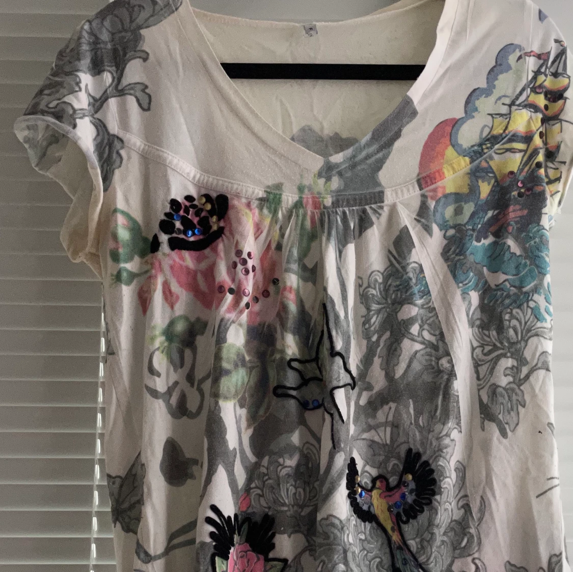 T-Shirt med figurer och stenar på i storlek S